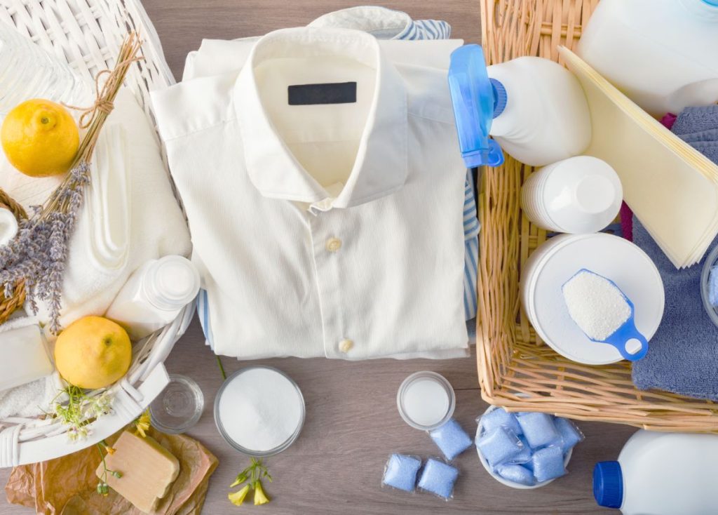Cách tẩy áo trắng bị ngả màu ố vàng bằng chanh tươi và bột giặt