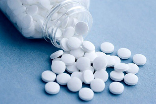 Cách tẩy áo trắng bị ngả màu ố vàng bằng thuốc viên Aspirin tán vụn