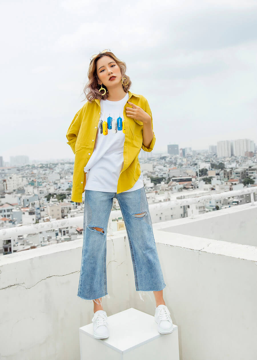 Thêm sơ mi khoác ngoài vào set đồ trên tạo thành layer đậm chất Street Style