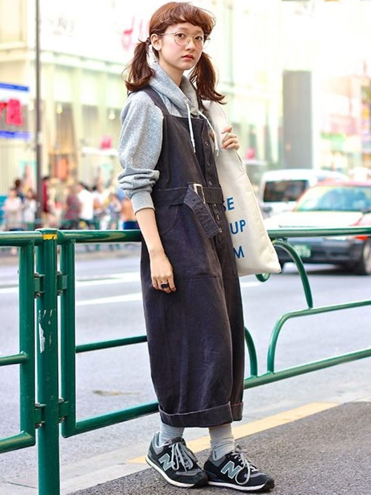 Kaki overall kết hợp với hoodie cá tính cho nữ giới yêu thích sự cá biệt 