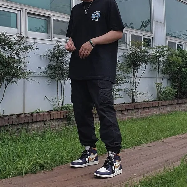 Set đồ gồm thun, quần jogger kaki và giày thể thao sneaker phong cách