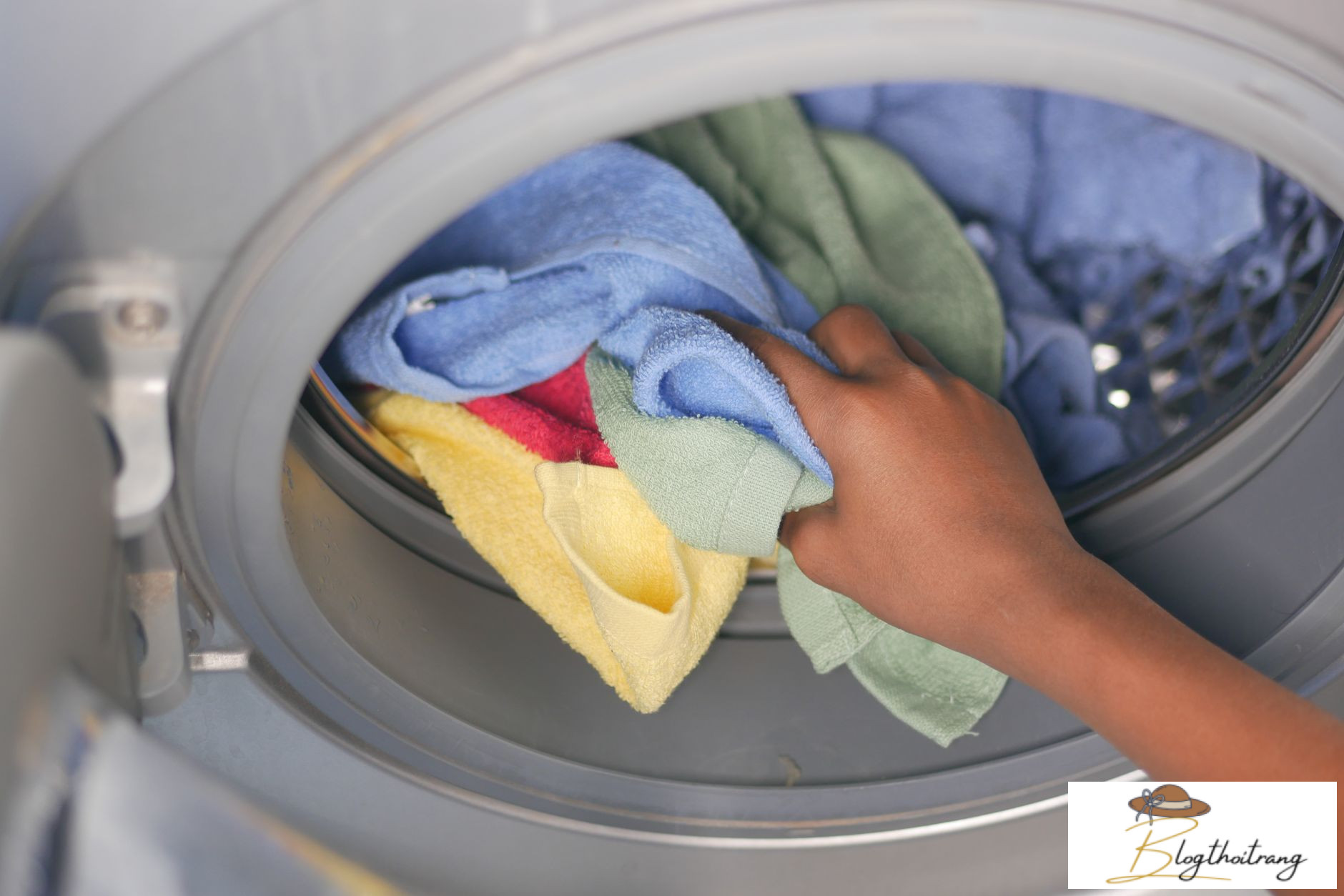 Giặt tay áo len cashmere với nước mát