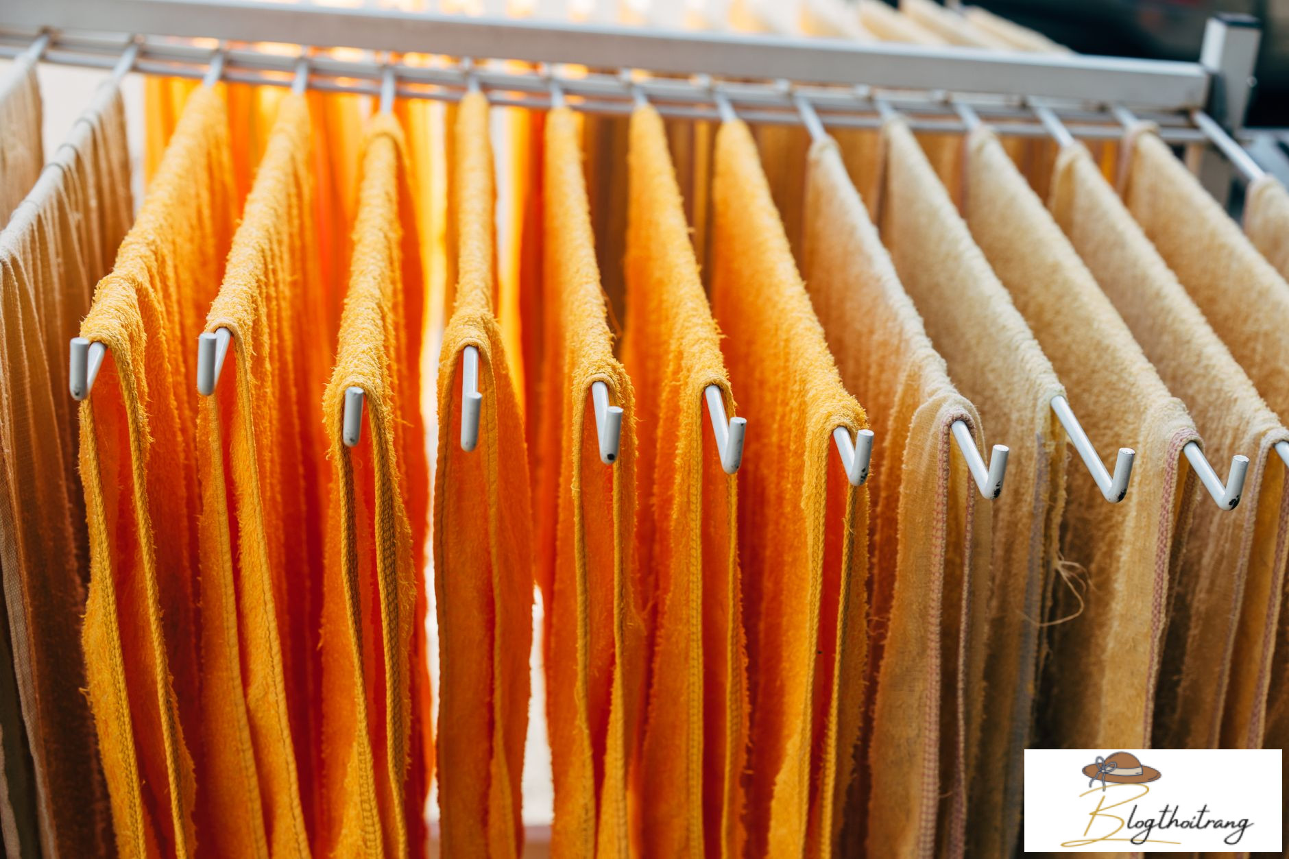 Phơi áo len cashmere nằm phẳng tránh giãn