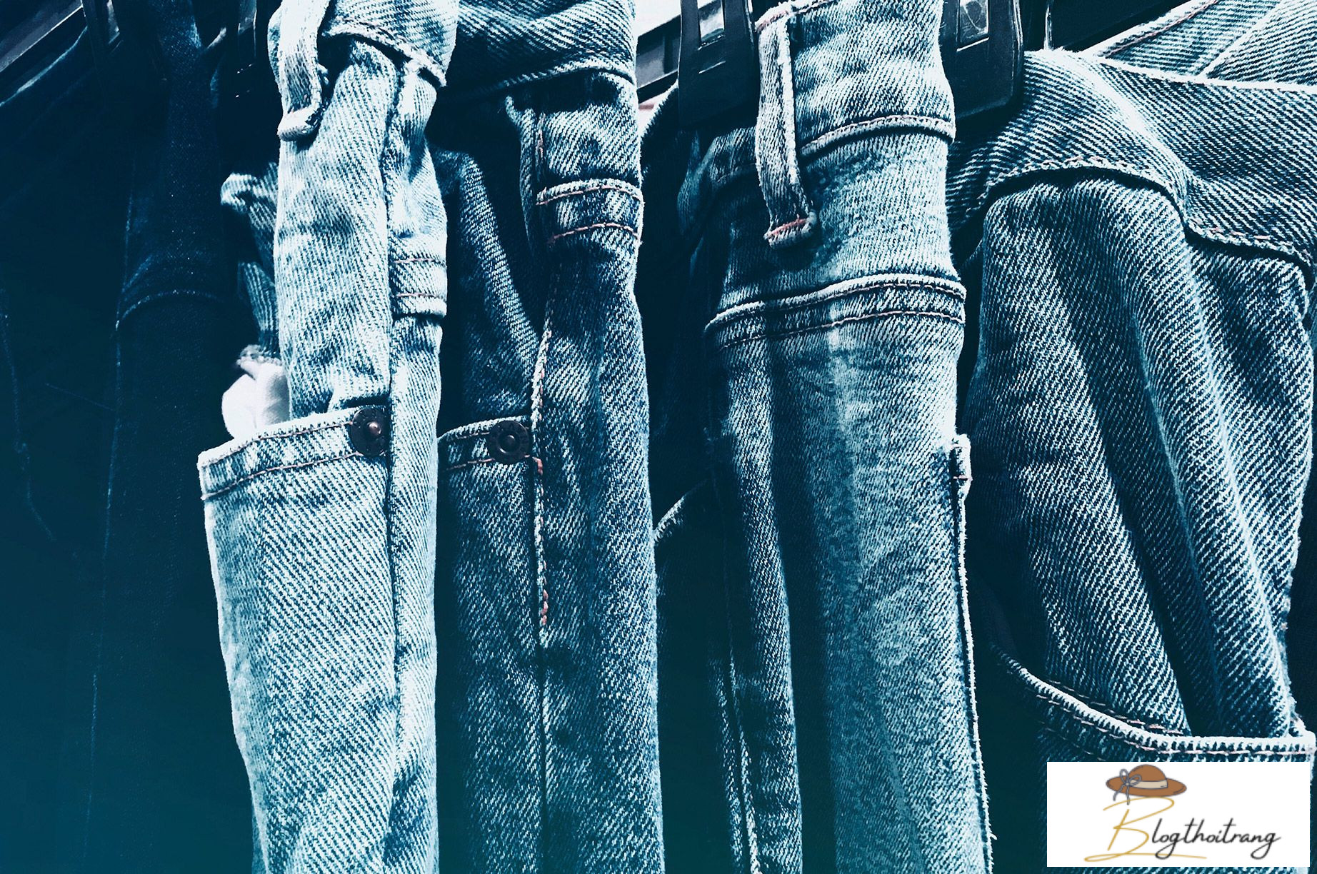 Dùng nước ấm làm mềm và giãn quần jean