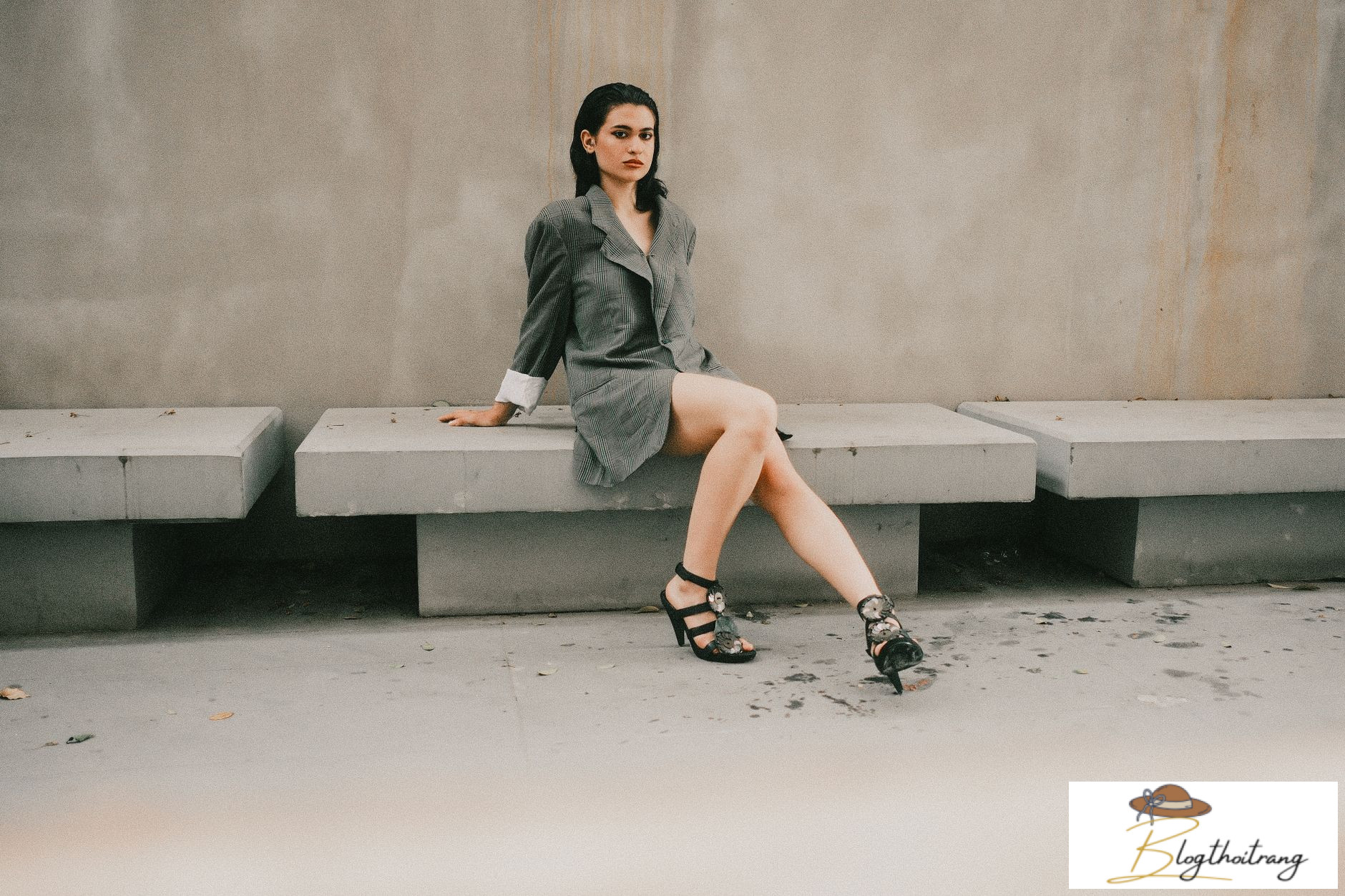 Cách phối đồ màu xám sang trọng