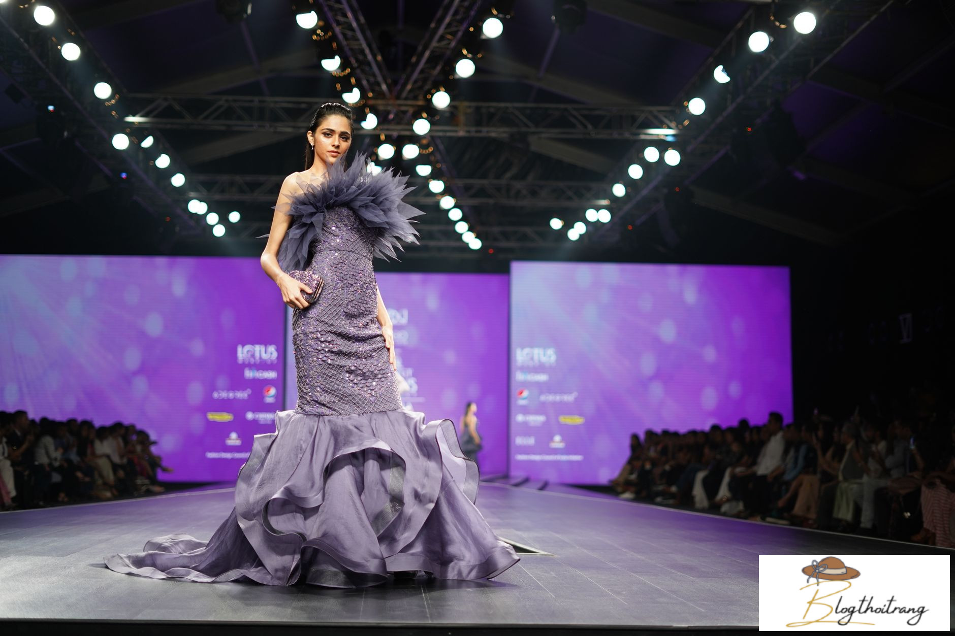 Trang phục Haute Couture trên sàn diễn Paris