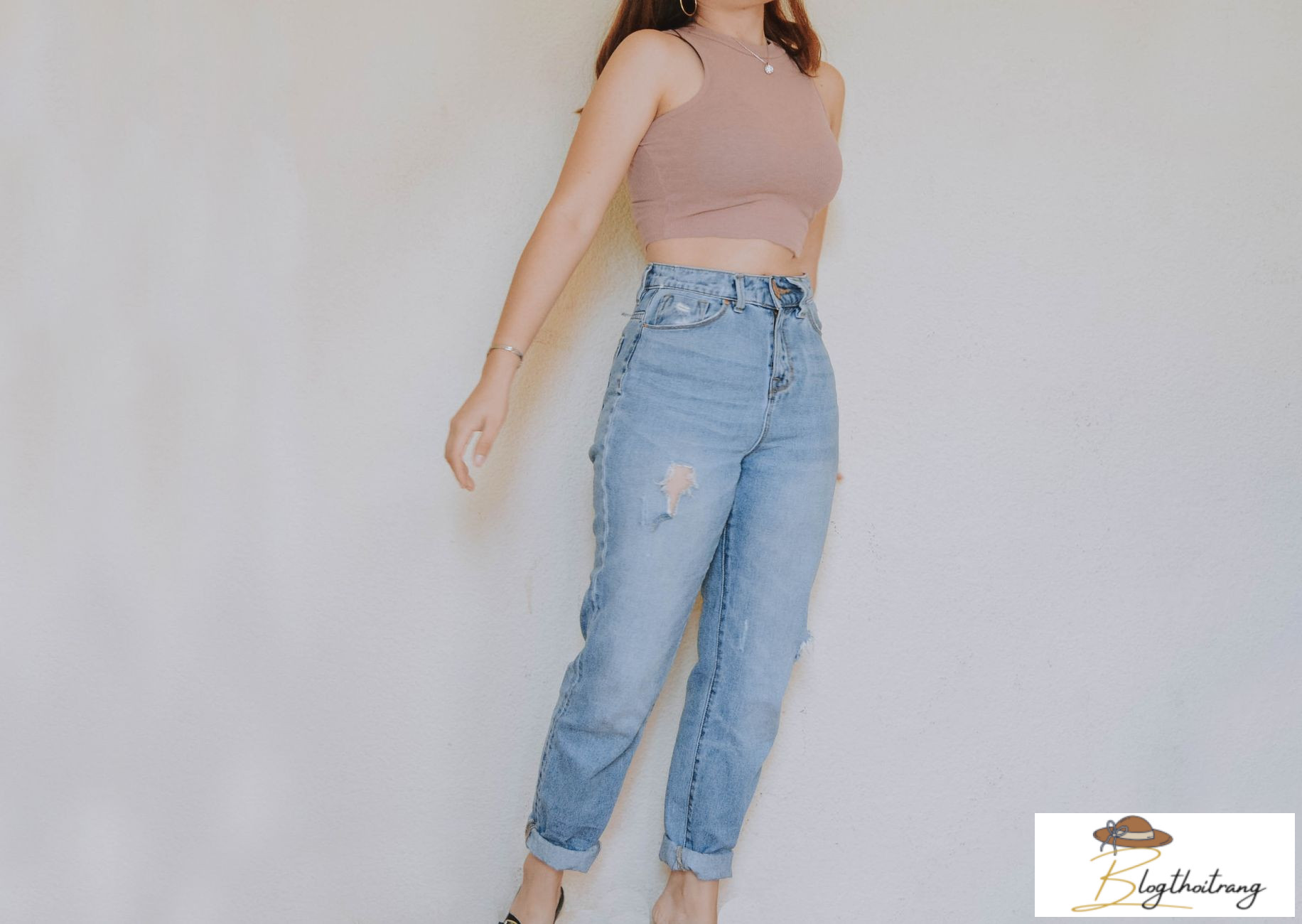Phối áo màu Peach Fuzz với denim