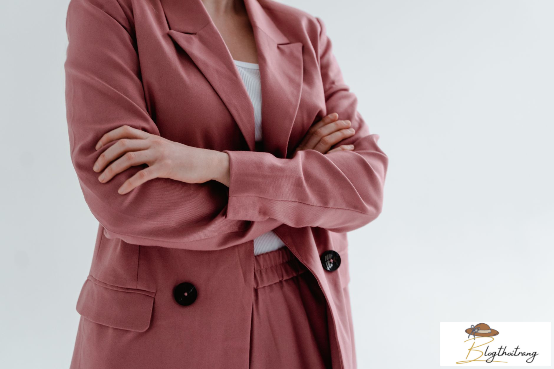 Phối đồ với áo blazer nữ công sở thanh lịch