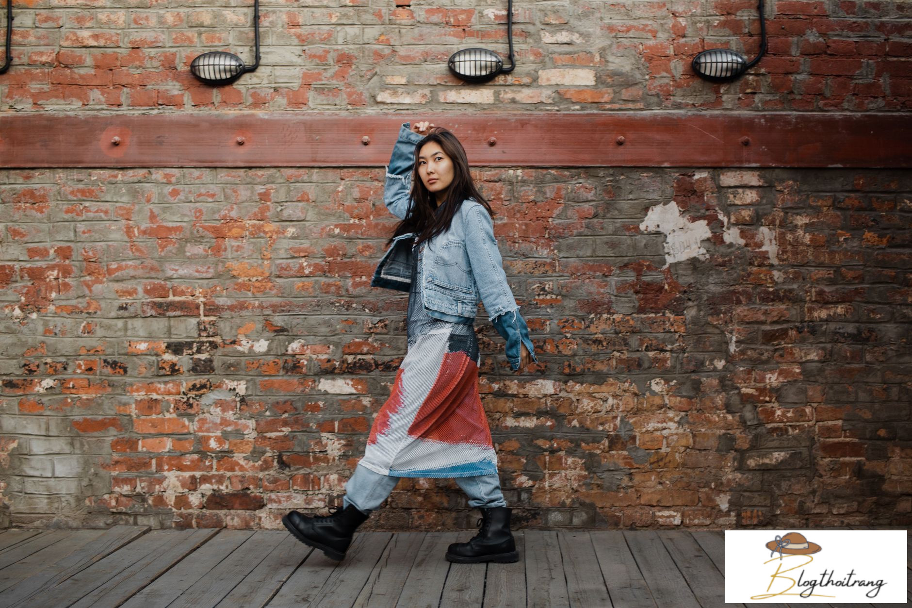 Cách phối đồ với chân váy denim dài