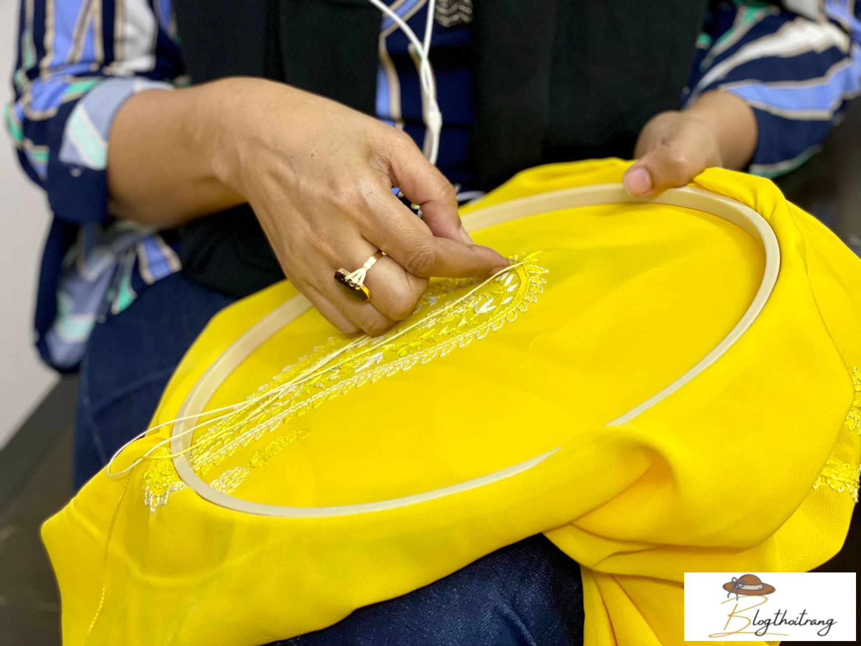 Trang trí thêu vá tái tạo quần áo cũ