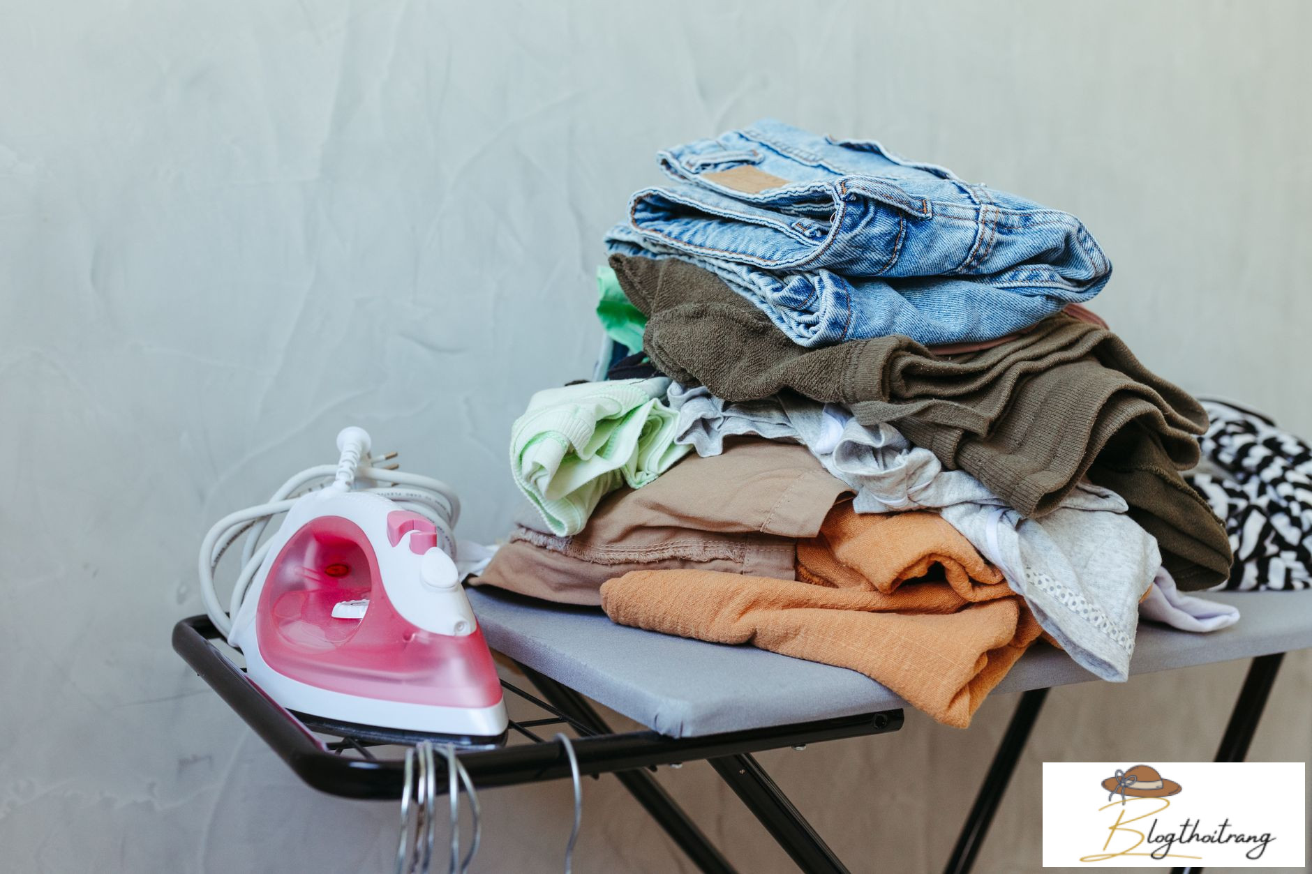 Là ủi vải Linen khi còn ẩm để phẳng đẹp