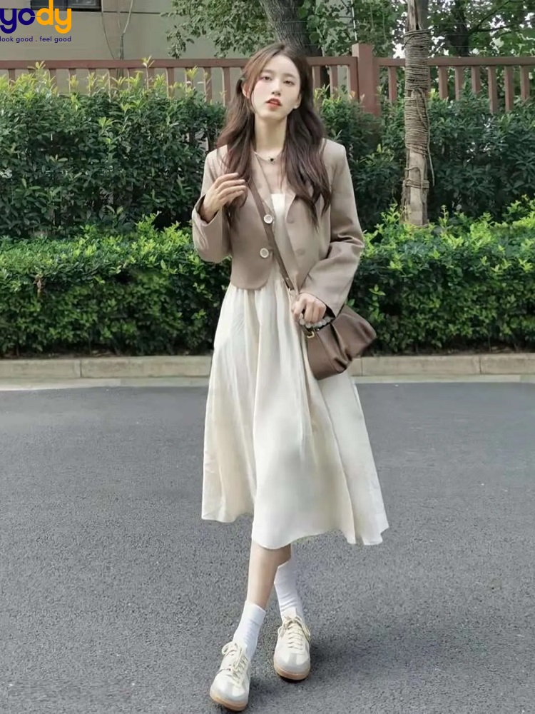 Cách phối đồ chân váy trắng dài với áo khoác