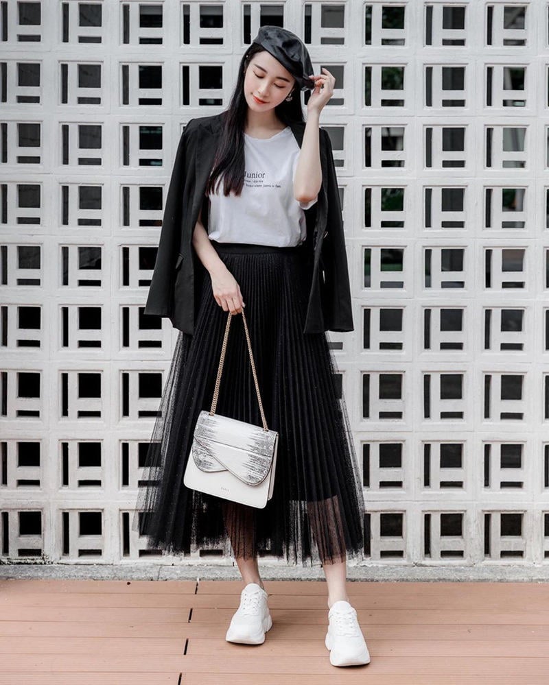 Chân váy xếp ly đen dài mặc với áo gì?