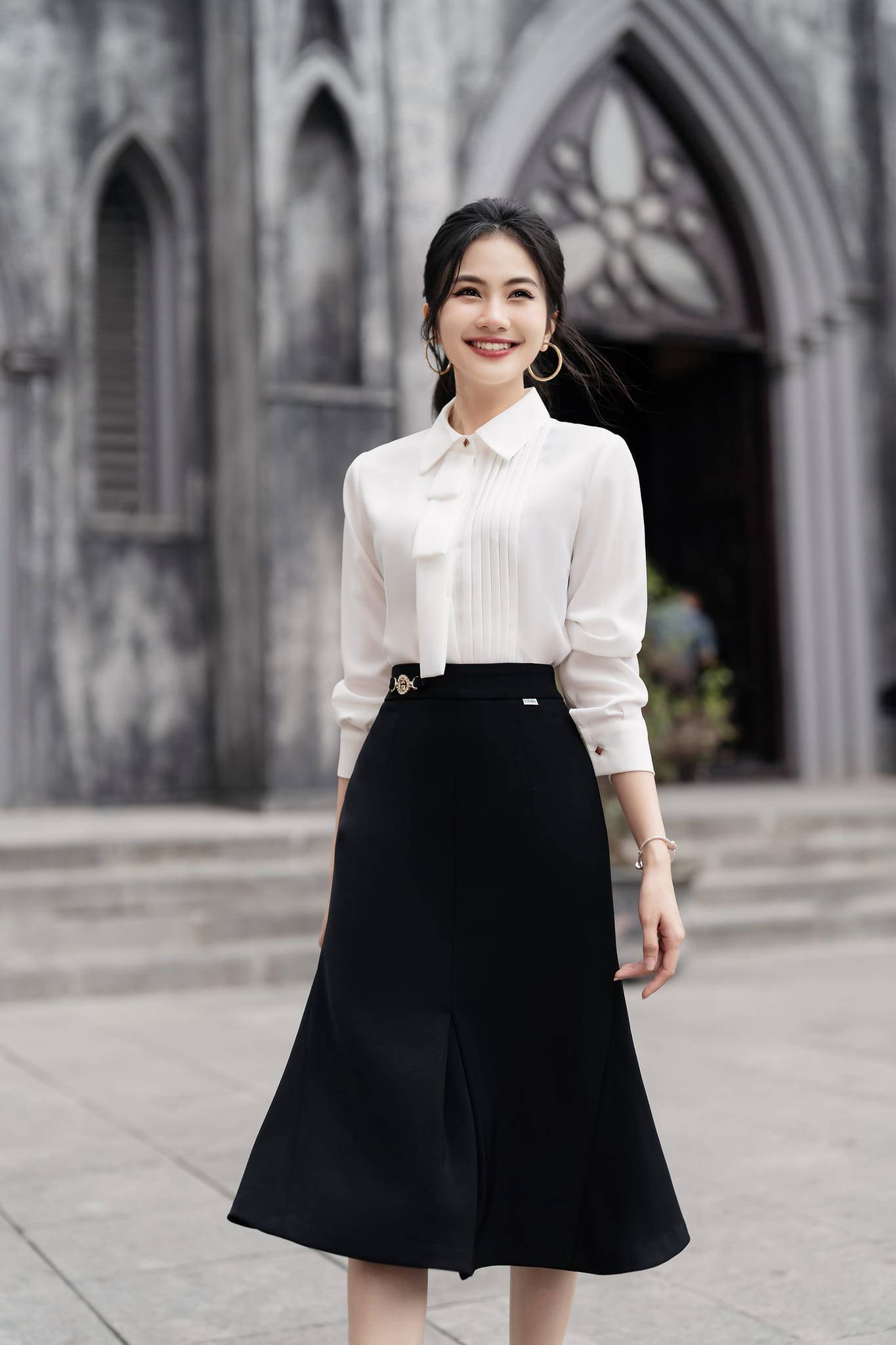 Kết hợp phụ kiện với áo sơ mi và chân váy