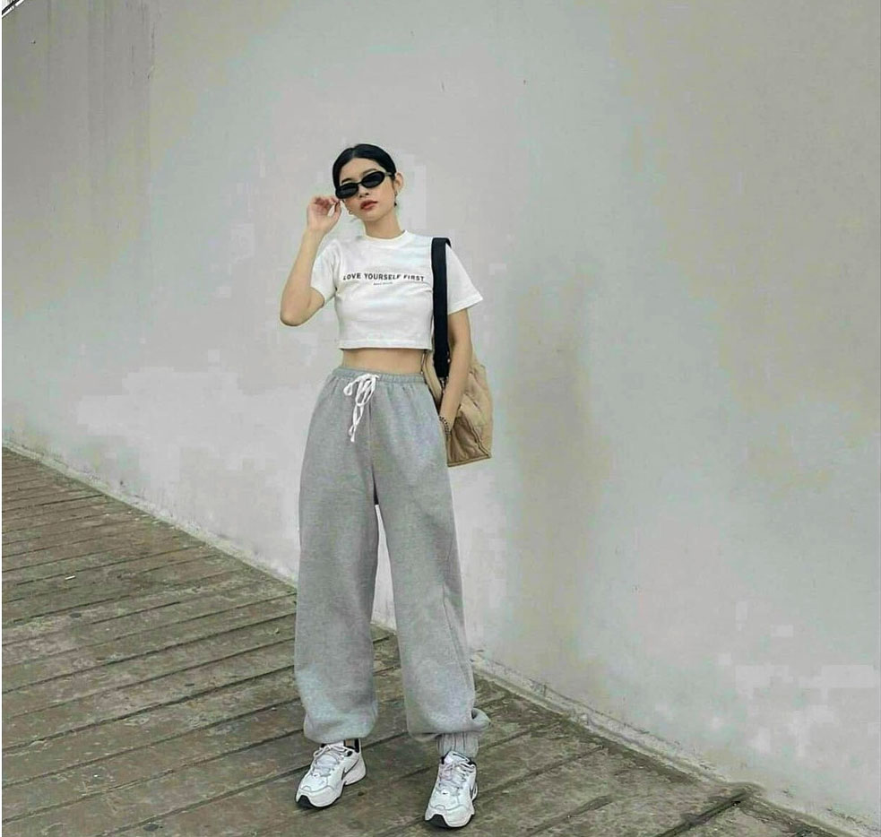 Phối đồ đi chơi với áo croptop và quần ống rộng