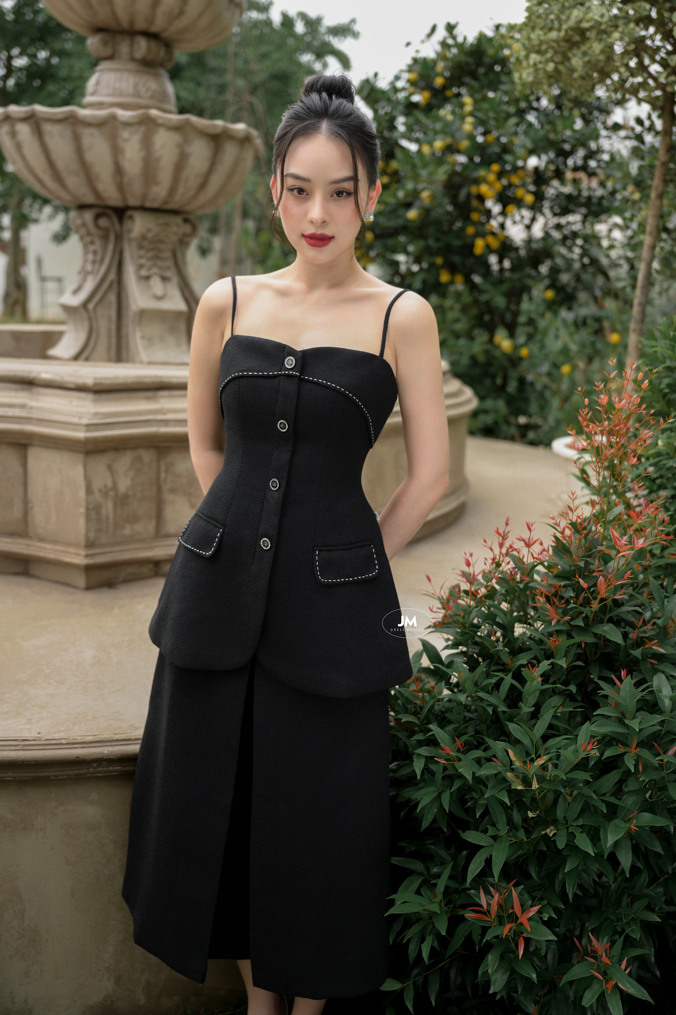 Thời trang dự tiệc cưới với phong cách mặc đồ đen